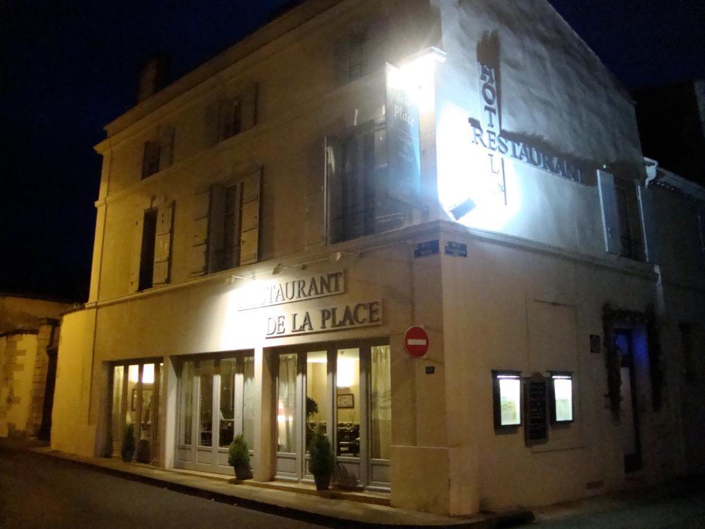 Hotel Restaurant De La Place Saint-Jean-dʼAngély Екстериор снимка